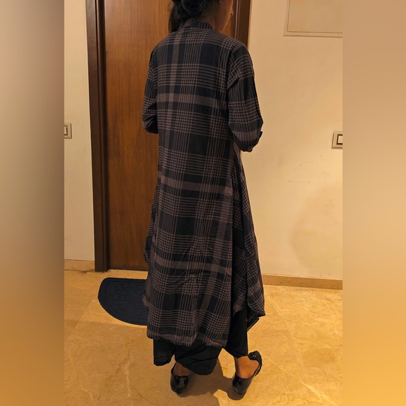 Women Black solid A-line dress with jacket - Picture 14 of 14